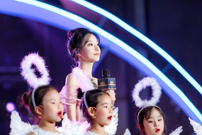 冯提莫献唱中国网事·感动2019 颁奖盛典 淡粉色吊带裙温柔抢镜
