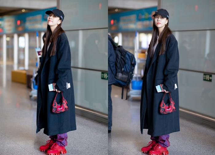 宋妍霏最新机场照，白T黑大衣搭紫色运动裤，大红厚底鞋足够吸睛
