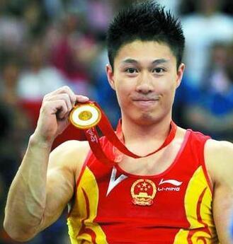 他打破李宁的记录，是中国体操获得冠军最多的人，退役后家庭圆满