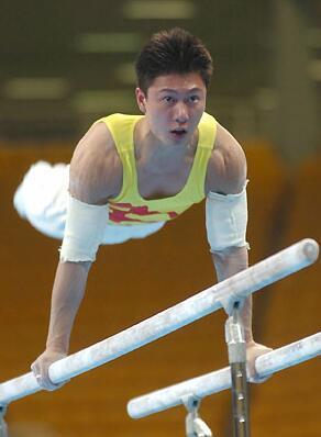 他打破李宁的记录，是中国体操获得冠军最多的人，退役后家庭圆满