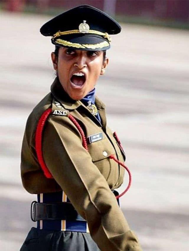 印度阅兵女军官指挥全男性方队英姿飒爽，高颜值大长腿生活照曝光