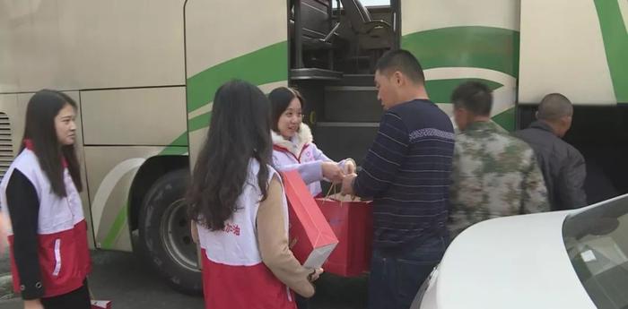潮州爱心驿站关爱春节返乡务工人员公益活动，帮助他们顺利回家