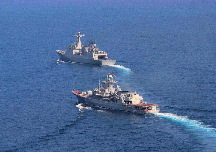 俄10艘运输船急赴伊朗，30架战机护航：遭遇威胁直接开火
