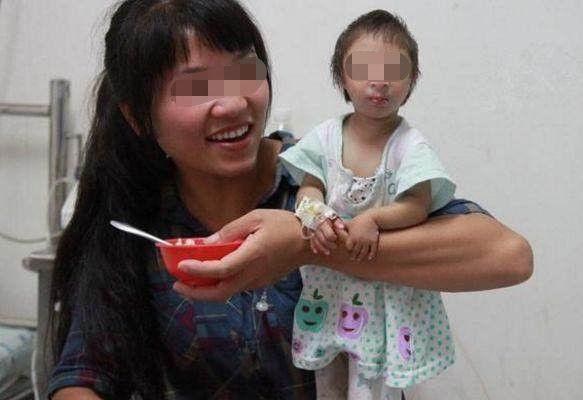 三岁女孩因患一种罕见病，体重只有5斤，看到她的样子让人很揪心