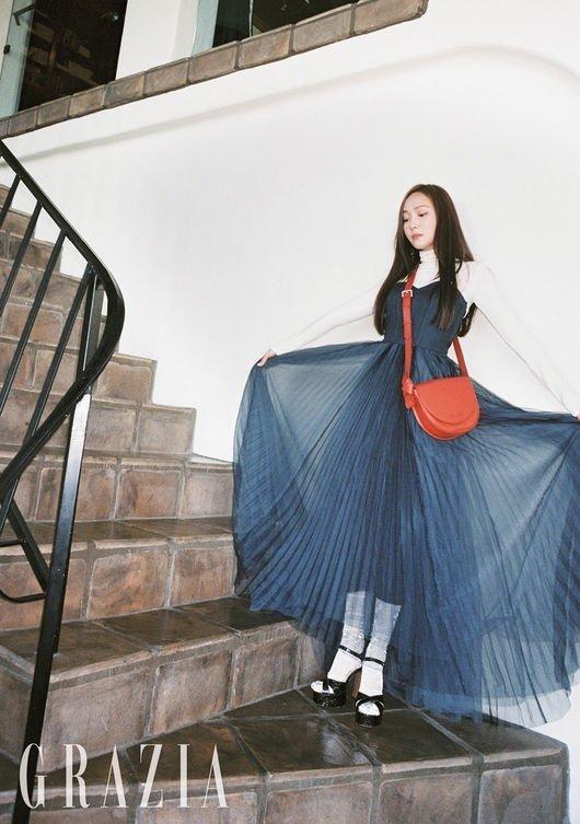 Jessica郑秀妍封面大片优雅时尚， 长腿纤细锁骨迷人！感觉如何