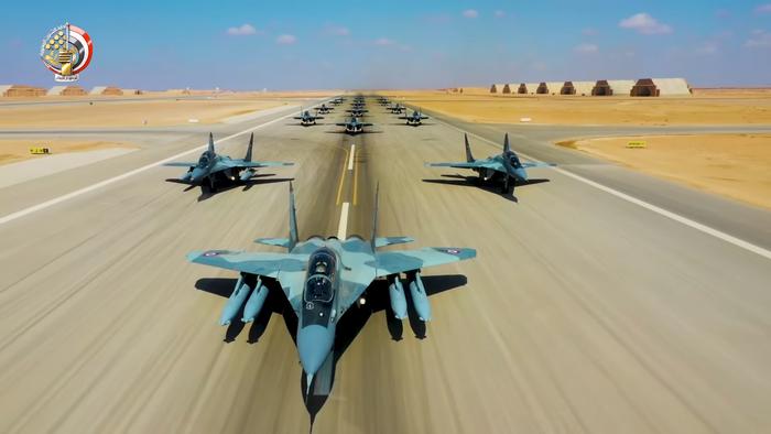 埃及空军思路广，机场保卫者竟充当加油机，自己油量还不如歼15
