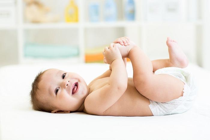 宝宝睡觉喜欢蹬腿，真的是在长个吗？儿科医生：可能是孩子生病了