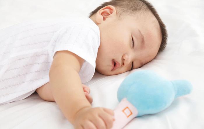 宝宝睡觉喜欢蹬腿，真的是在长个吗？儿科医生：可能是孩子生病了