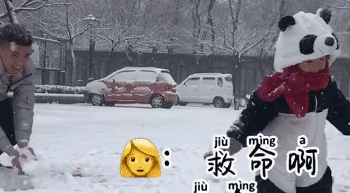 “最较真”奶爸带娃，打雪仗竟不让儿子，网友：搓衣板已备好！