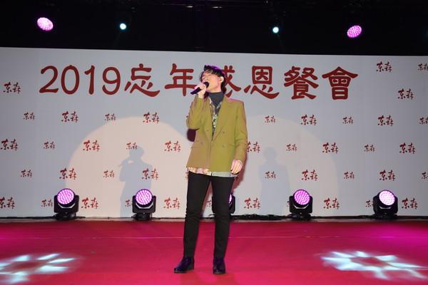 林宥嘉唱尾牙走下台嗨玩自拍　狂撒7位数红包慰劳员工