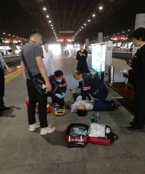 旅客突发疾病休克，深圳北站生死时速抢救病人