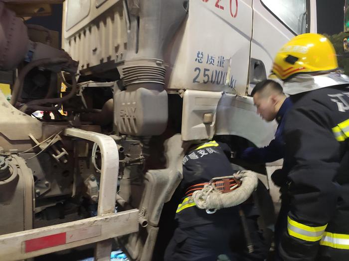 南昌 女子被水泥搅拌车压住血流满地 消防紧急救援