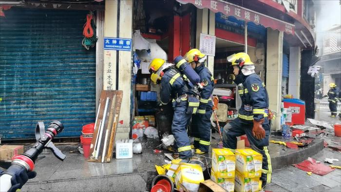 南昌 女子被水泥搅拌车压住血流满地 消防紧急救援