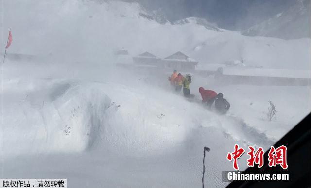 尼泊尔发生雪崩 登山者等待救援尼泊尔发生雪崩 登山者等待救援