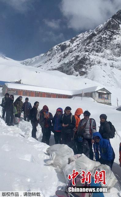尼泊尔发生雪崩 登山者等待救援尼泊尔发生雪崩 登山者等待救援
