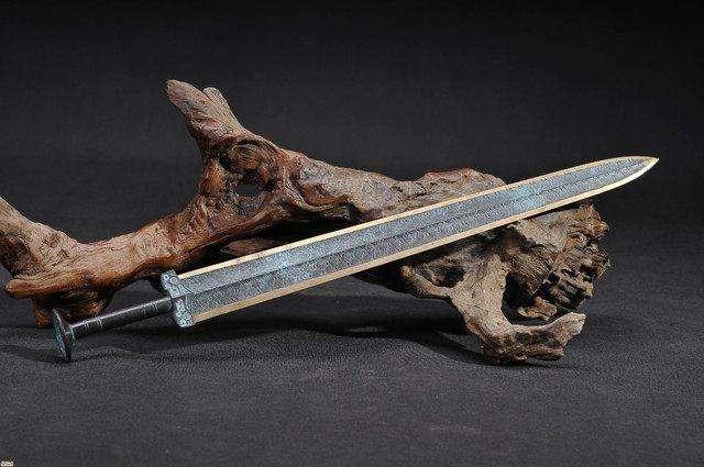 中国古代铸剑水平有多高？与西班牙出土的铁剑一比，高下立见