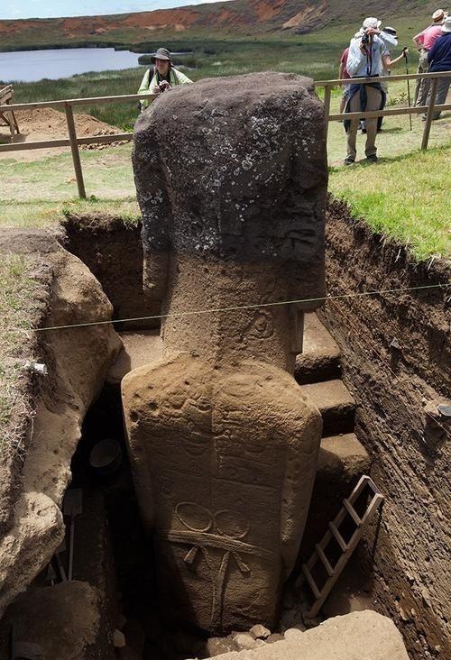 复活节岛石像不只有头部，它的身体藏在地下，刻满莫名的象形文字