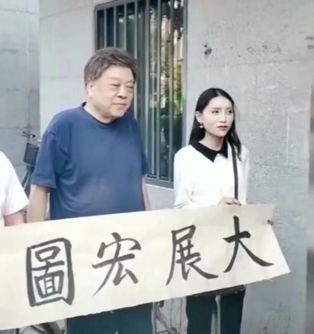 赵忠祥卖字画，赚出来了满屋子的藏品，算他工资就有定论了