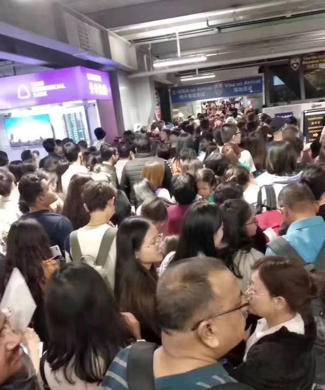 泰国曼谷机场出现“春运”盛况，免费落地签爆排队排3~5小时！