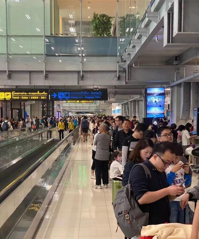 泰国曼谷机场出现“春运”盛况，免费落地签爆排队排3~5小时！