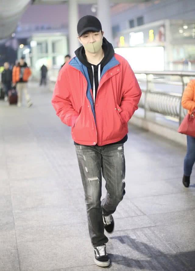 俞灏明低调走机场，微喇裤时尚大气，红色棉衣穿出新年气息