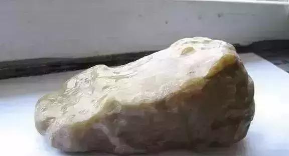 普通的翡翠原石, 一刀切出“万丈金光”, 照的只叫人睁不开眼!