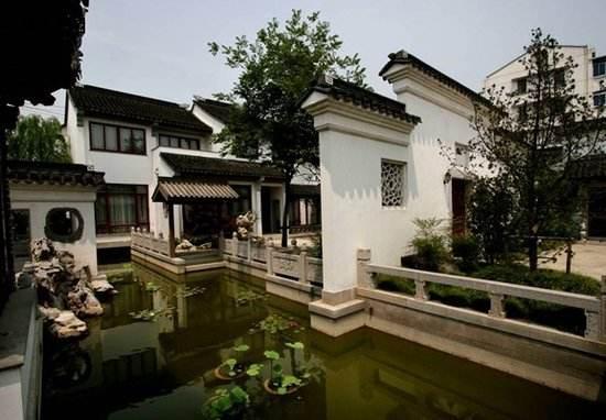 刘嘉玲晒苏州园林拍的写真，网友却曝内幕，她早卖了苏州亿万豪宅