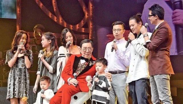 胡枫化身白马王子拍摄演唱会海报 老板员工一起为其庆祝88岁生日