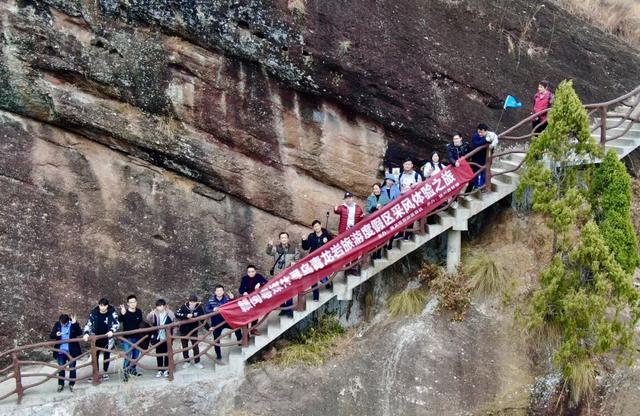 赣闽粤媒体走进寻乌青龙岩旅游度假区，探寻灵石温泉的独特魅力