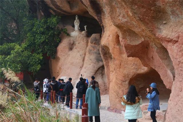 赣闽粤媒体走进寻乌青龙岩旅游度假区，探寻灵石温泉的独特魅力