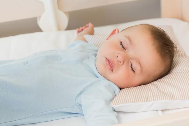 ‘睡头型’、等宝宝哭够，那些传统育儿观念的深坑，你中了几个？
