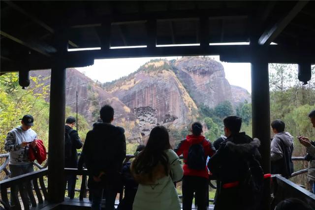 赣闽粤媒体走进寻乌青龙岩旅游度假区，探寻灵石温泉的独特魅力