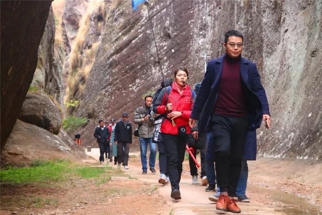 赣闽粤媒体走进寻乌青龙岩旅游度假区，探寻灵石温泉的独特魅力