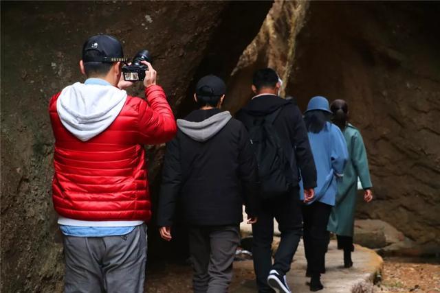 赣闽粤媒体走进寻乌青龙岩旅游度假区，探寻灵石温泉的独特魅力