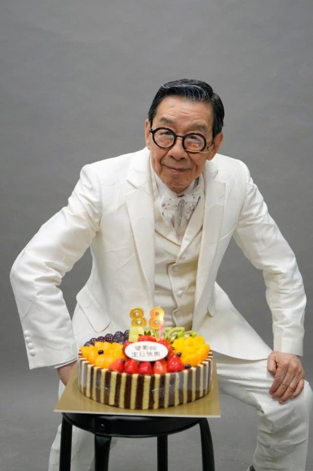 胡枫化身白马王子拍摄演唱会海报 老板员工一起为其庆祝88岁生日