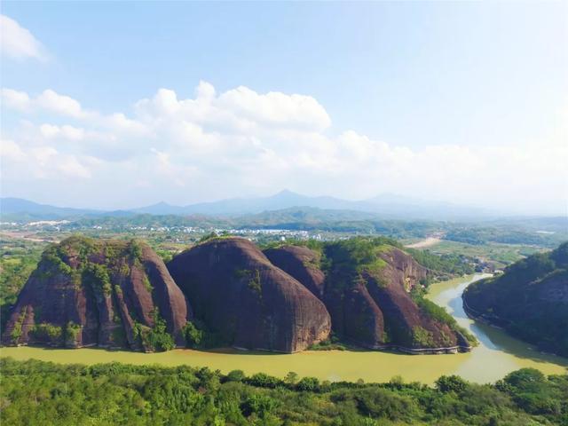 赣闽粤媒体走进寻乌青龙岩旅游度假区，探寻灵石温泉的独特魅力