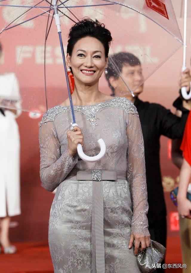 惠英红“年度榜样演员”，20出头成影后的日子里，她更加感恩祖国