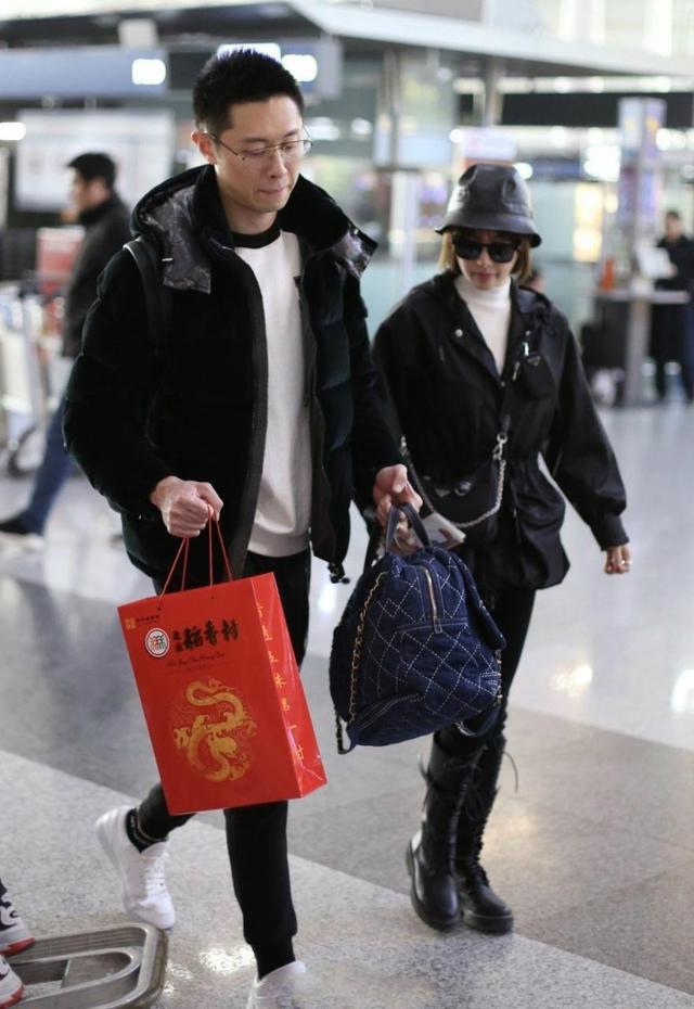 张嘉倪夫妇现身机场，穿黑色外套配渔夫帽，买超上演"爱妻瞪"