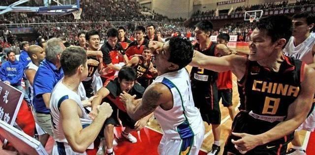 中国男篮主帅曾为他怒砸记分台，今39岁打23分钟砍18分