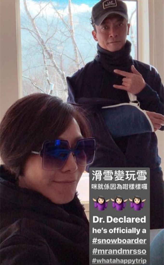 47岁赵学而北海道滑雪，老公摔断手，她却一脸坏笑，表情太俏皮