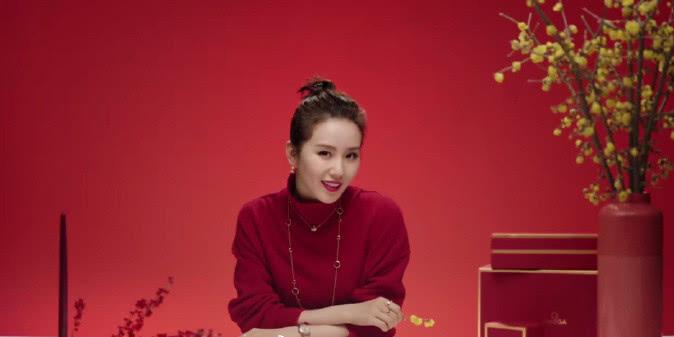刘诗诗春节时尚大片曝光，正红色毛衣搭配金色质感腕表，气质优雅