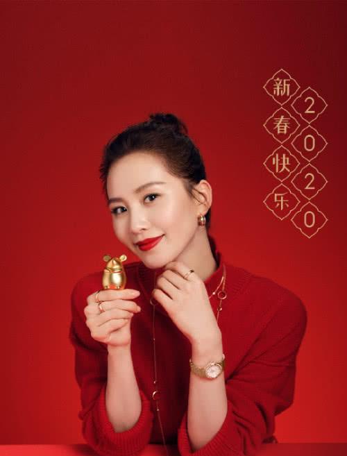 刘诗诗春节时尚大片曝光，正红色毛衣搭配金色质感腕表，气质优雅