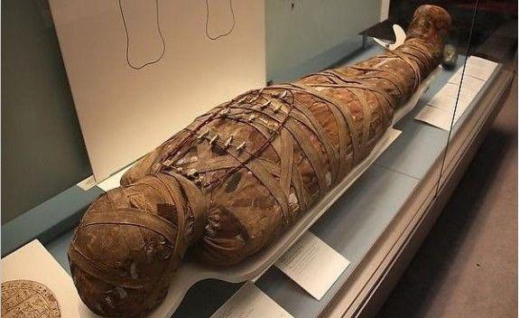 专家发现2500年前木乃伊，肚子里传出怪响？解剖后发现不简单