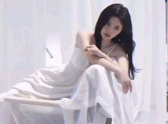 鞠婧祎“牛奶睡衣裙”照被疯传，一根线暴露真实身材，好窒息啊！