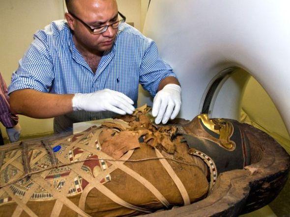 专家发现2500年前木乃伊，肚子里传出怪响？解剖后发现不简单