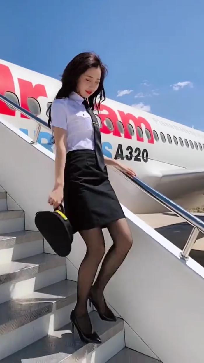 摄影：下飞机的时候看见一位女机长，英姿飒爽，非常帅气