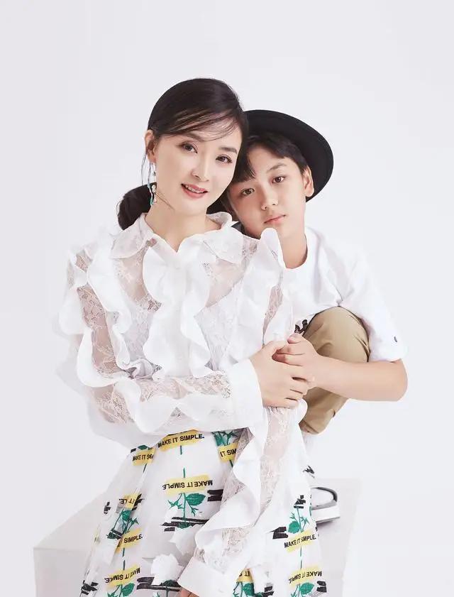 阔太王艳和儿子机场秀，13岁儿子身高像成年人，和45岁妈妈像姐弟