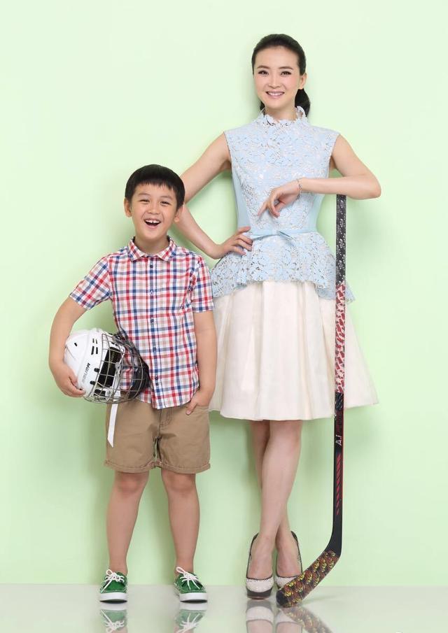 阔太王艳和儿子机场秀，13岁儿子身高像成年人，和45岁妈妈像姐弟