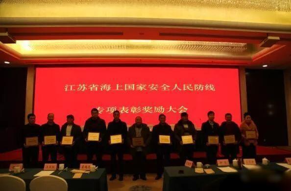 11名渔民被表彰奖励，多个水下窃密装置被打捞，难怪美军挂出横幅