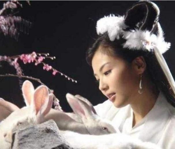 原来刘亦菲才是“嫦娥”最佳人选，她手捧玉兔，比小龙女还要仙气